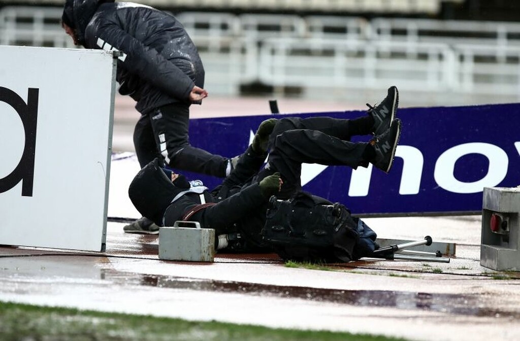 Σοκαριστική σκηνή στο ΟΑΚΑ: Πινακίδα καταπλάκωσε φωτογράφο (photos)