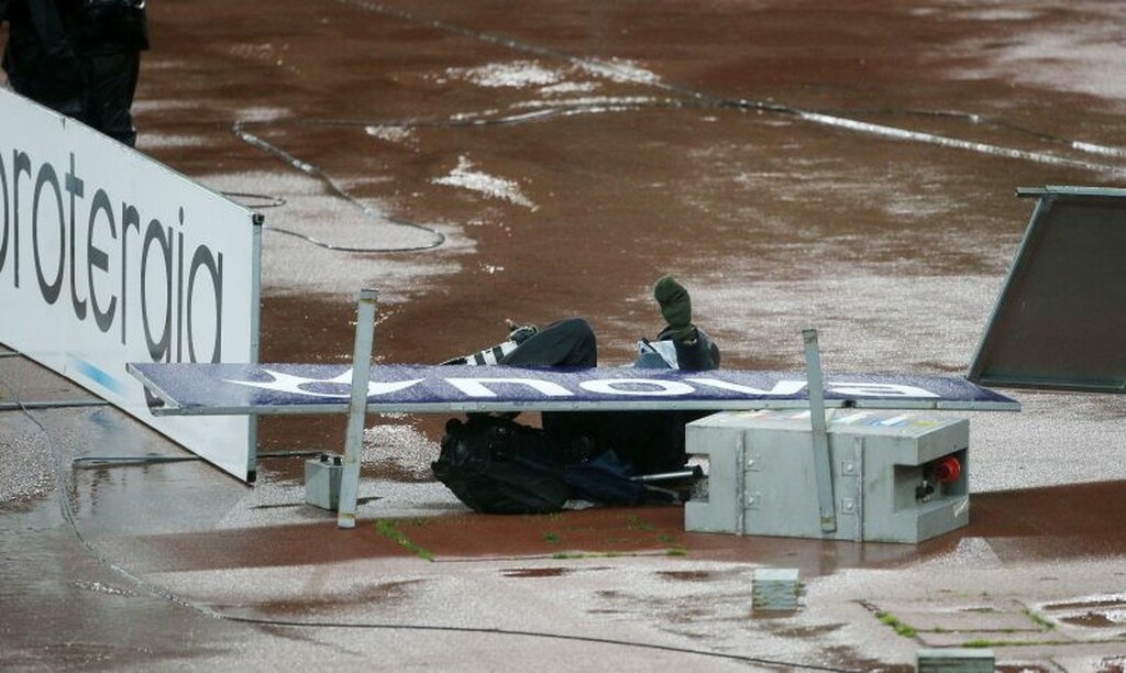 Σοκαριστική σκηνή στο ΟΑΚΑ: Πινακίδα καταπλάκωσε φωτογράφο (photos)