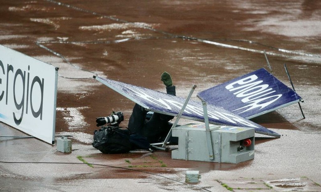 Σοκαριστική σκηνή στο ΟΑΚΑ: Πινακίδα καταπλάκωσε φωτογράφο (photos)