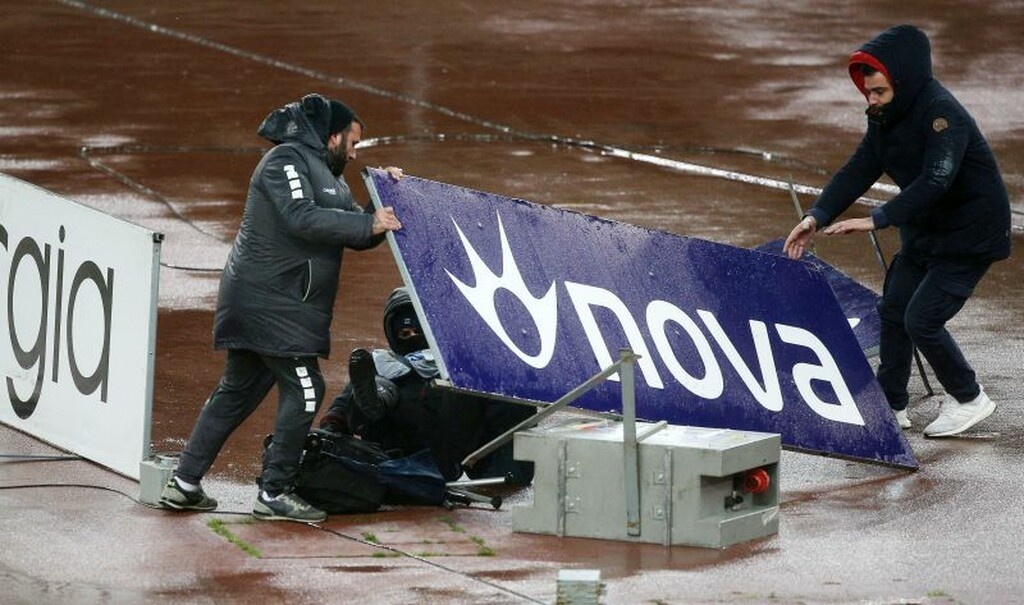 Σοκαριστική σκηνή στο ΟΑΚΑ: Πινακίδα καταπλάκωσε φωτογράφο (photos)