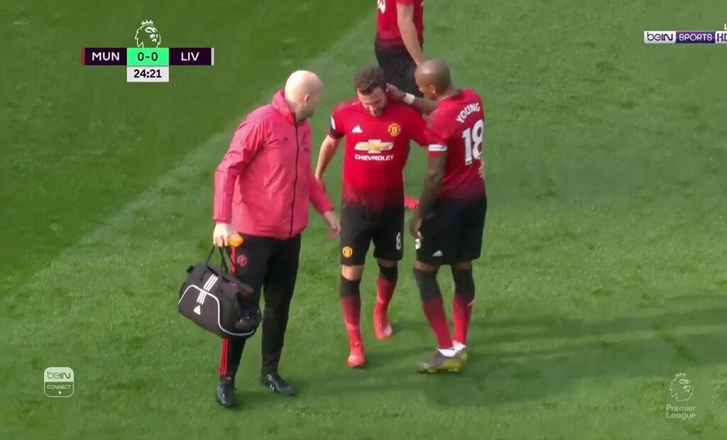 Αδιανόητα πράγματα στο Γιουνάιτεντ-Λίβερπουλ: Τέσσερις αναγκαστικές αλλαγές στο ημίχρονο! (photos)