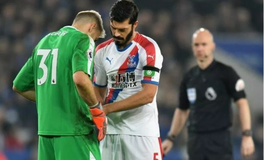 Παίκτης της Κρίσταλ Πάλας κοιτάζει μέσα στο σορτσάκι του τερματοφύλακά του! (pic)