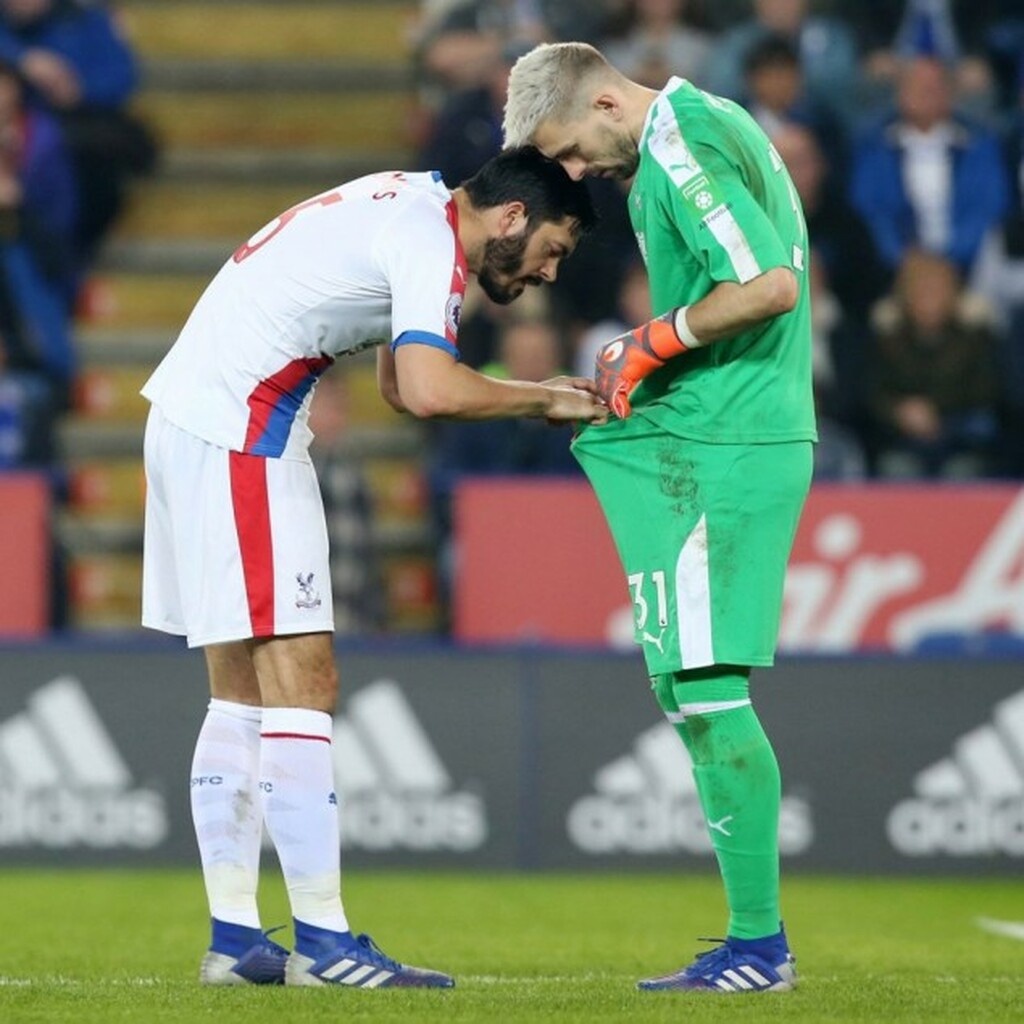 Παίκτης της Κρίσταλ Πάλας κοιτάζει μέσα στο σορτσάκι του τερματοφύλακά του! (pic)