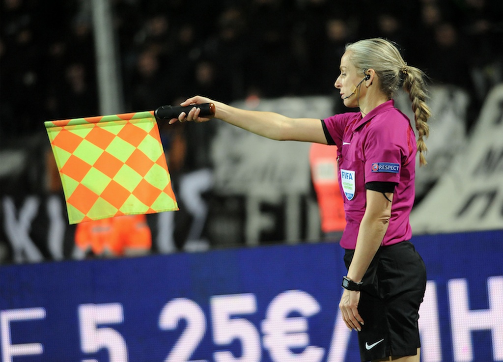 Σάλος με τη φωτογραφία της βοηθού στο ΠΑΟΚ-Πανιώνιος (photos)