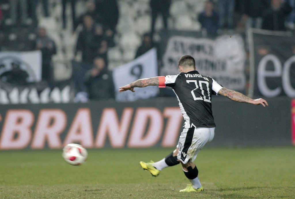 Σάλος με τη φωτογραφία της βοηθού στο ΠΑΟΚ-Πανιώνιος (photos)