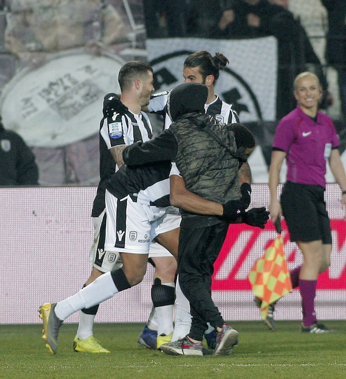 Σάλος με τη φωτογραφία της βοηθού στο ΠΑΟΚ-Πανιώνιος (photos)