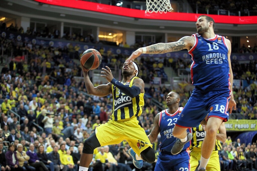 Euroleague: Το «πράσινο πάρτι», η νίκη της Φενέρ στον «εμφύλιο» και η «ζωντανή» Μπασκόνια (videos)