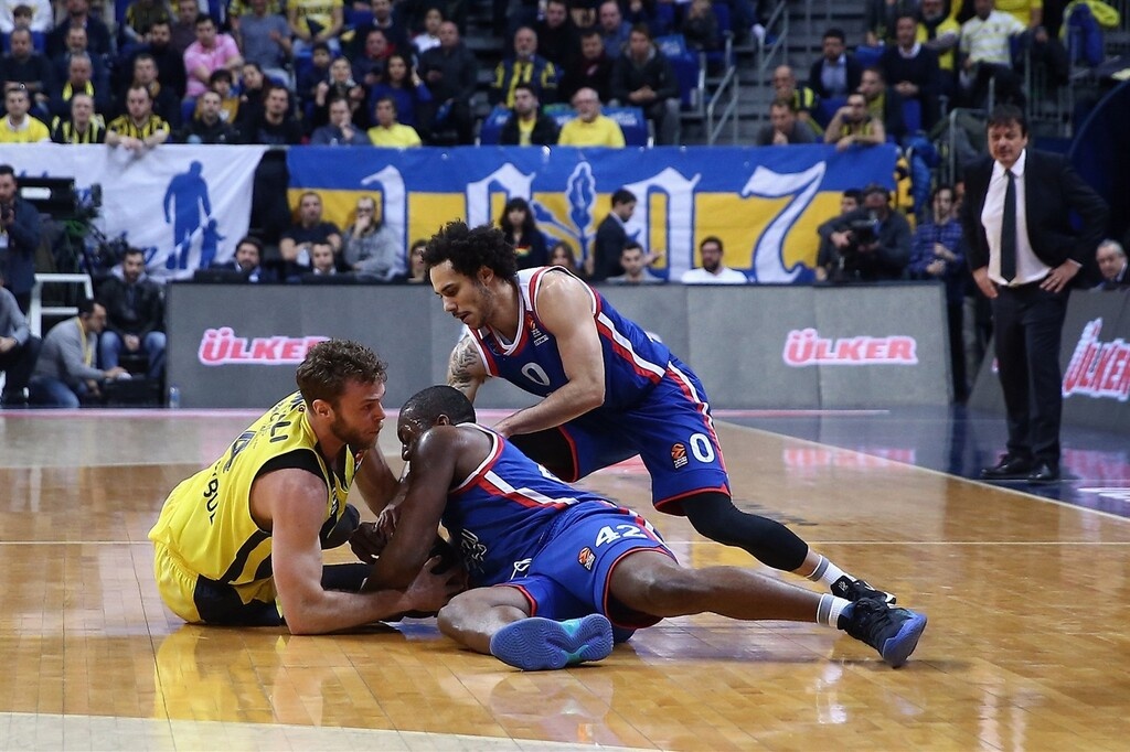 Euroleague: Το «πράσινο πάρτι», η νίκη της Φενέρ στον «εμφύλιο» και η «ζωντανή» Μπασκόνια (videos)