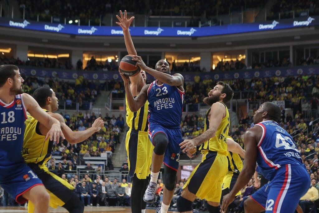 Euroleague: Το «πράσινο πάρτι», η νίκη της Φενέρ στον «εμφύλιο» και η «ζωντανή» Μπασκόνια (videos)