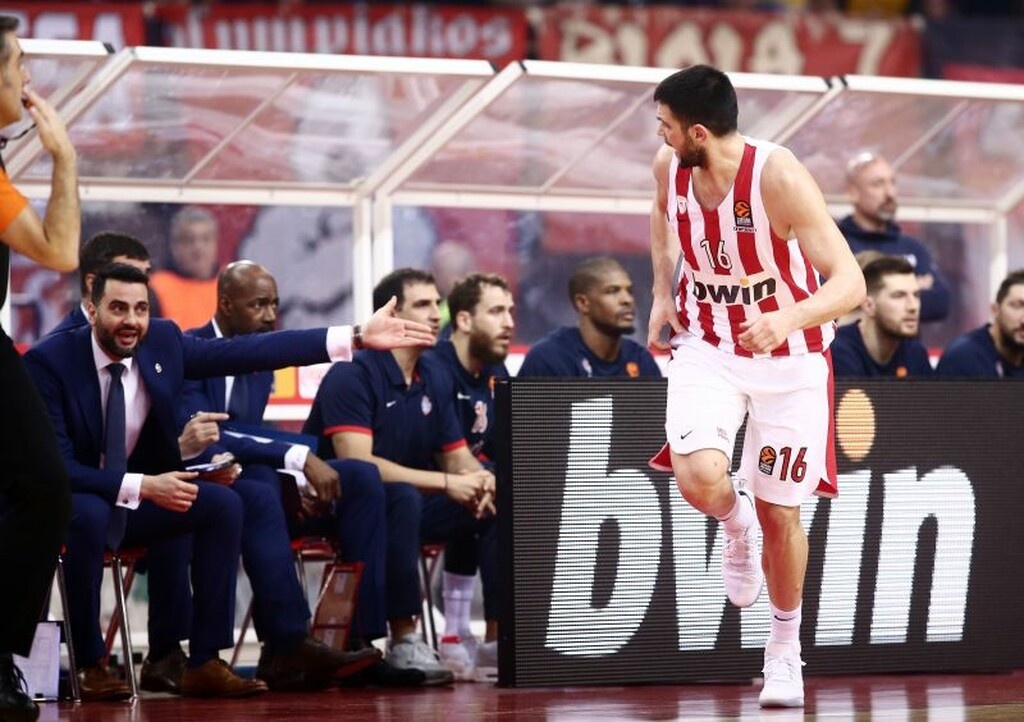 Ο Κώστας Παπανικολάου φάνηκε να λέει κάτι στους Ρώσους