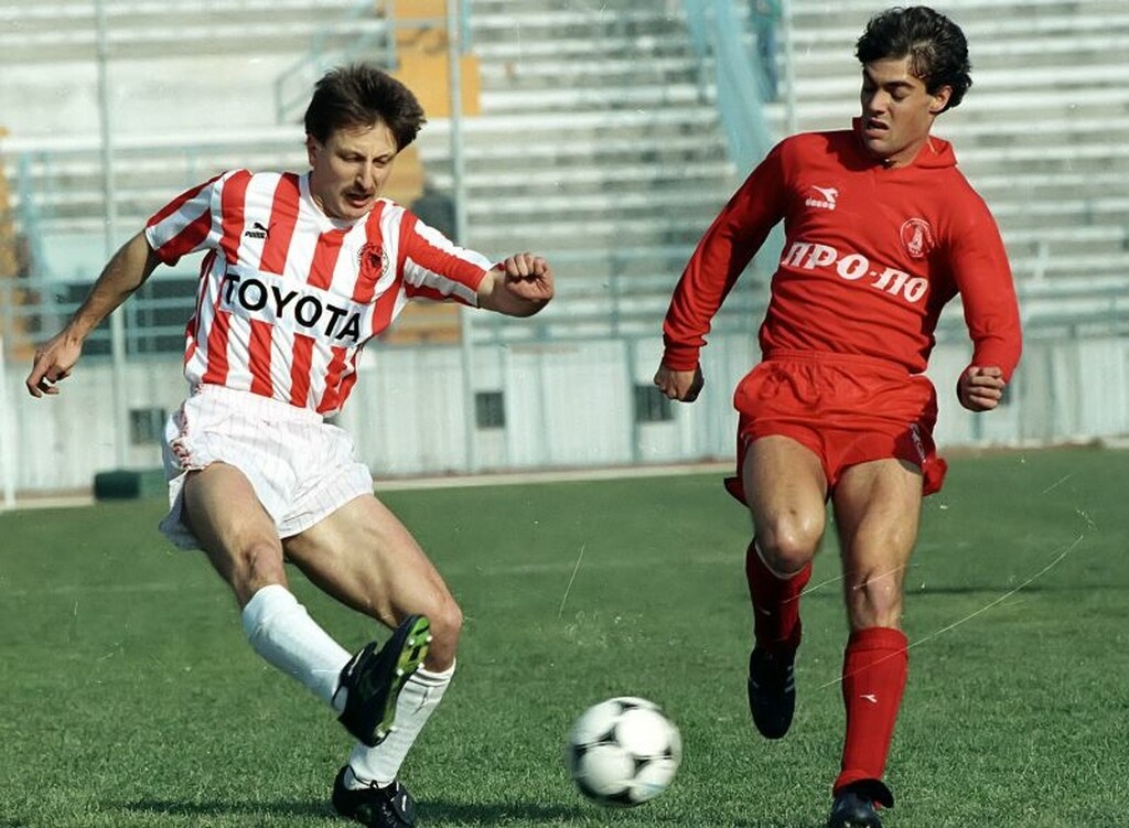Ο ποδοσφαιριστής στα δεξιά, βρέθηκε το 1987 στον Ολυμπιακό όπου είχε μόλις 3 συμμετοχές