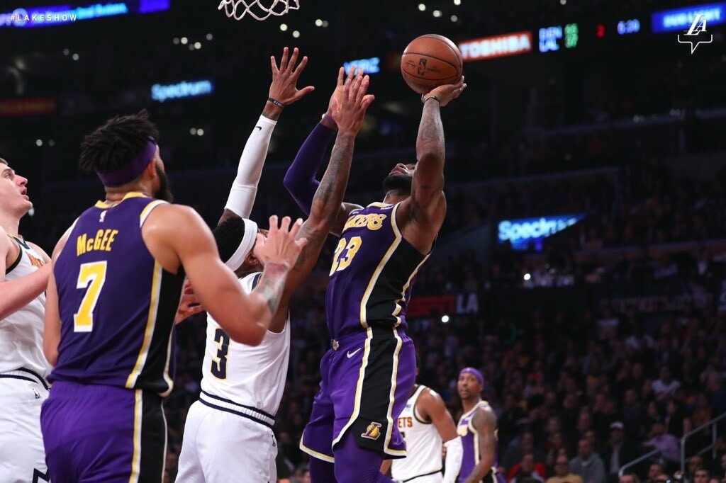 NBA: Λεμπρόν Τζέιμς και… πτήσεις στο σημερινό Top-10! (video)