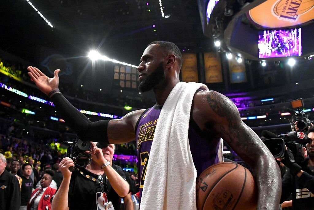 NBA: Λεμπρόν Τζέιμς και… πτήσεις στο σημερινό Top-10! (video)