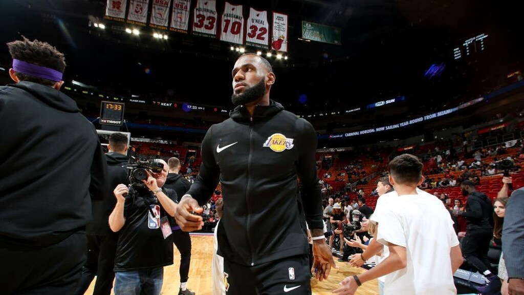 NBA: Λεμπρόν Τζέιμς και… πτήσεις στο σημερινό Top-10! (video)