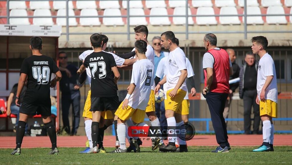 Μάταια διαιτητής και παρατηρητής ήθελαν να τους σταματήσουν