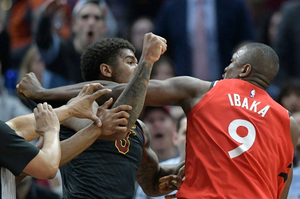 NBA: Απίστευτο ξύλο στο Καβαλίερς-Ράπτορς! (video+photos)