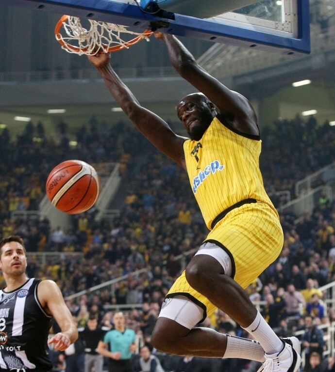 ΑΕΚ – ΠΑΟΚ: Το… μανιασμένο κάρφωμα του Ντελρόι Τζέιμς (video+photos)