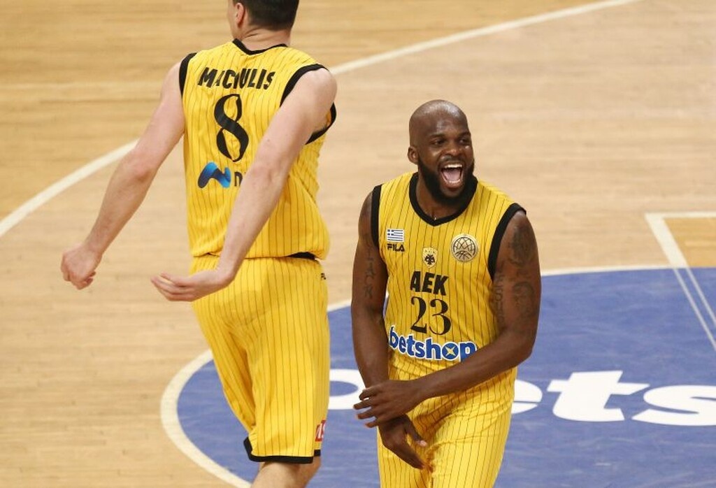 ΑΕΚ – ΠΑΟΚ: Το… μανιασμένο κάρφωμα του Ντελρόι Τζέιμς (video+photos)