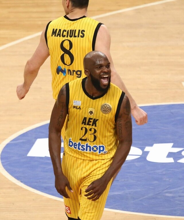 ΑΕΚ – ΠΑΟΚ: Το… μανιασμένο κάρφωμα του Ντελρόι Τζέιμς (video+photos)