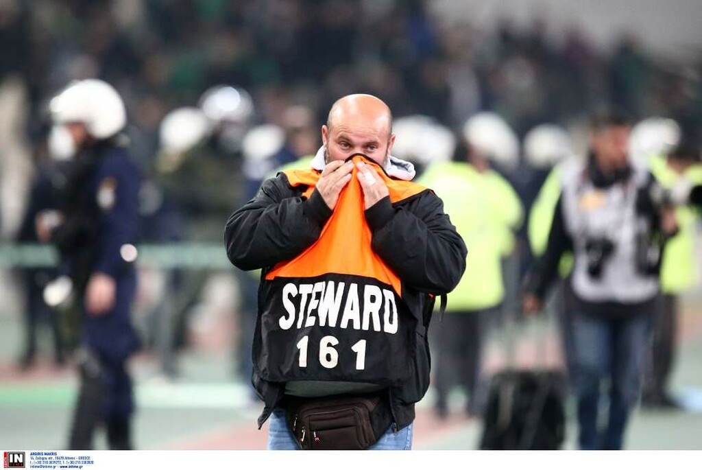 Παναθηναϊκός – Ολυμπιακός: Σκηνές χάους έξω από το ΟΑΚΑ και διακοπή! (photos)