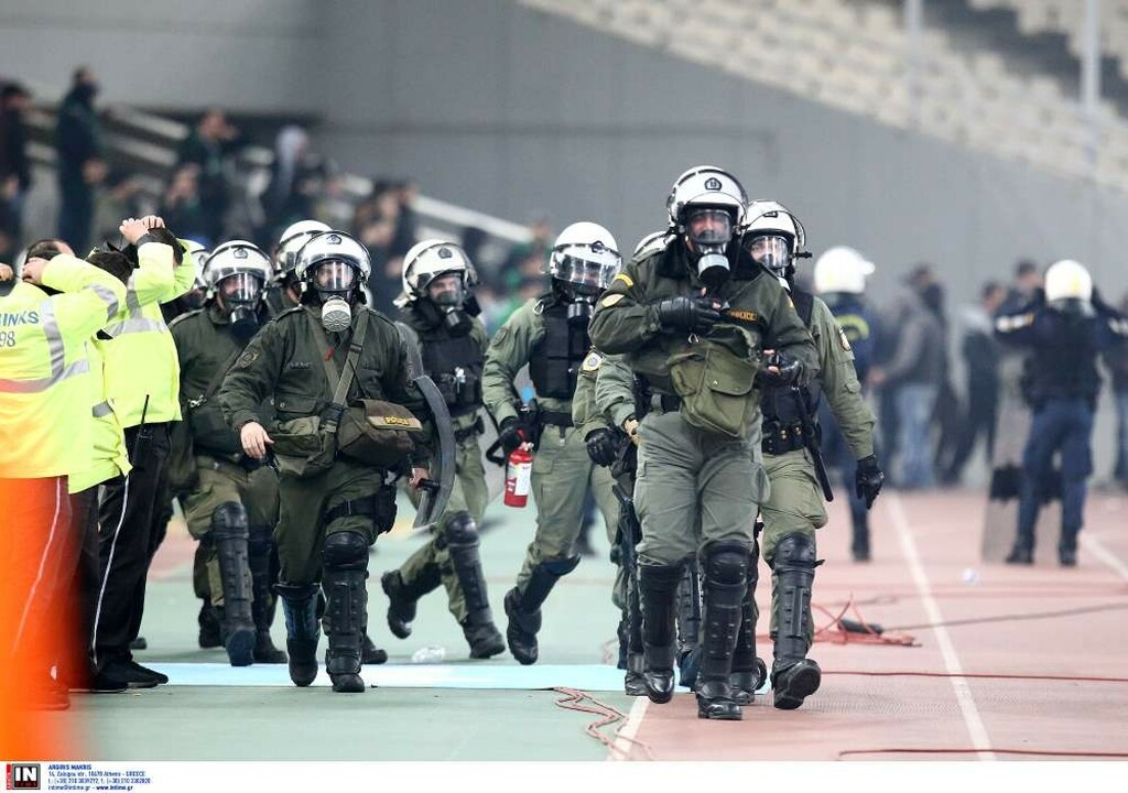 Παναθηναϊκός – Ολυμπιακός: Σκηνές χάους έξω από το ΟΑΚΑ και διακοπή! (photos)