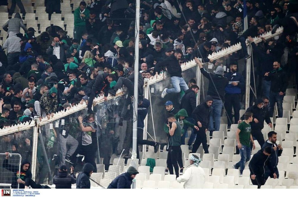 Παναθηναϊκός – Ολυμπιακός: Σκηνές χάους έξω από το ΟΑΚΑ και διακοπή! (photos)