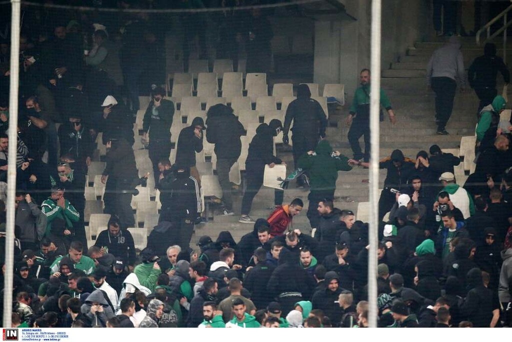 Παναθηναϊκός – Ολυμπιακός: Σκηνές χάους έξω από το ΟΑΚΑ και διακοπή! (photos)