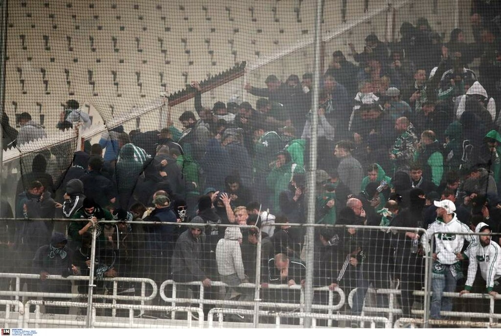 Παναθηναϊκός – Ολυμπιακός: Σκηνές χάους έξω από το ΟΑΚΑ και διακοπή! (photos)