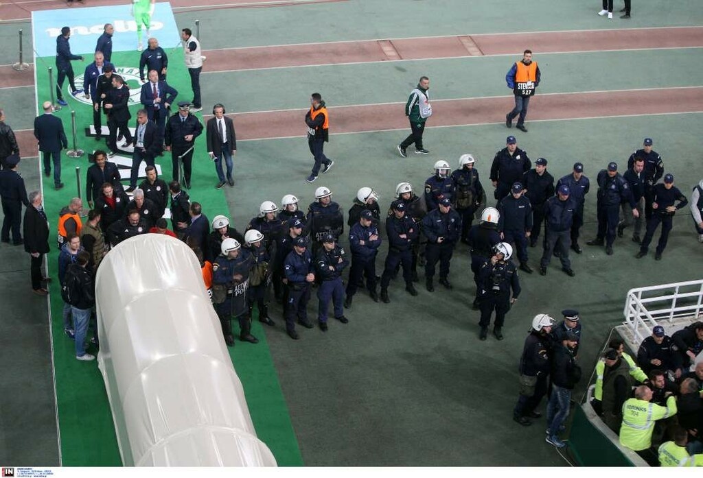 Παναθηναϊκός – Ολυμπιακός: Σκηνές χάους έξω από το ΟΑΚΑ και διακοπή! (photos)