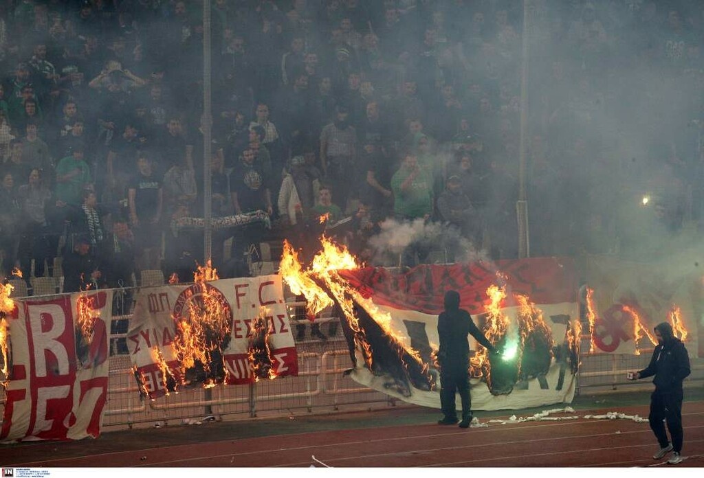 Παναθηναϊκός – Ολυμπιακός: Σκηνές χάους έξω από το ΟΑΚΑ και διακοπή! (photos)
