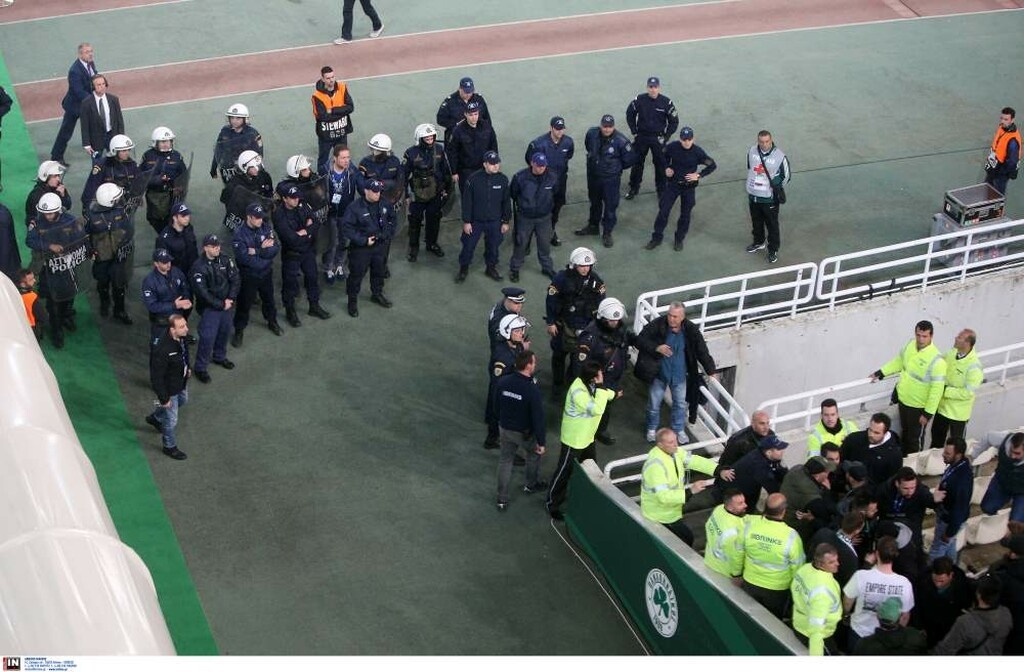 Παναθηναϊκός – Ολυμπιακός: Σκηνές χάους έξω από το ΟΑΚΑ και διακοπή! (photos)