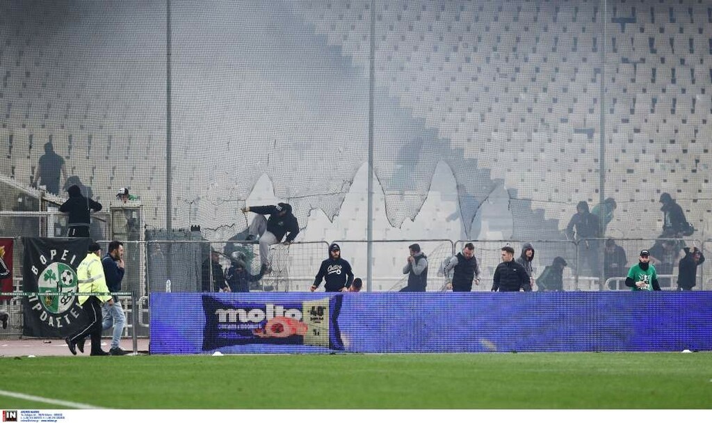 Παναθηναϊκός – Ολυμπιακός: Σκηνές χάους έξω από το ΟΑΚΑ και διακοπή! (photos)