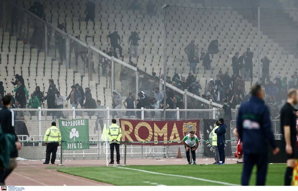 Παναθηναϊκός – Ολυμπιακός: Σκηνές χάους έξω από το ΟΑΚΑ και διακοπή! (photos)