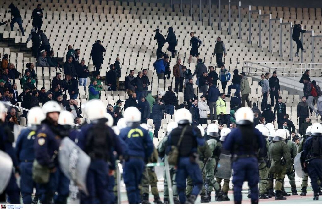 Παναθηναϊκός – Ολυμπιακός: Σκηνές χάους έξω από το ΟΑΚΑ και διακοπή! (photos)