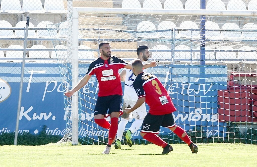 Επεισόδια στο Αιγάλεω-Κόρινθος: Ξύλο μεταξύ παικτών και παραγόντων! (photos)