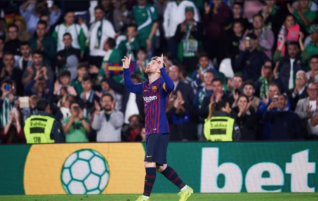 Ποδοσφαιρικός πολιτισμός: Οι φίλοι της Μπέτις αποθεώνουν τον Μέσι! (video+photos)