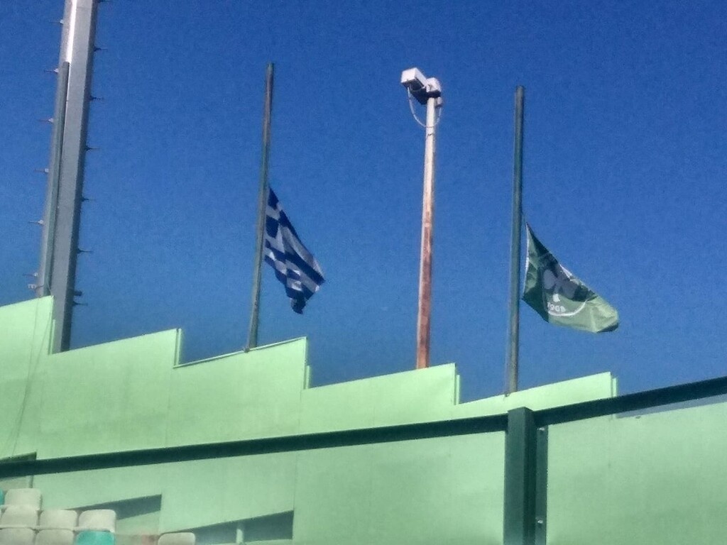 Μεσίστιες σημαίες στη Λεωφόρο για τον Θανάση Γιαννακόπουλο (photos)