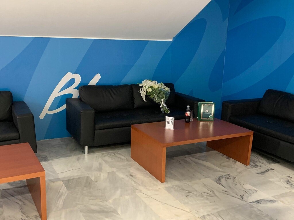 Ανθοδέσμη στη θέση του Θανάση Γιαννακόπουλου στο φουαγιέ του ΟΑΚΑ