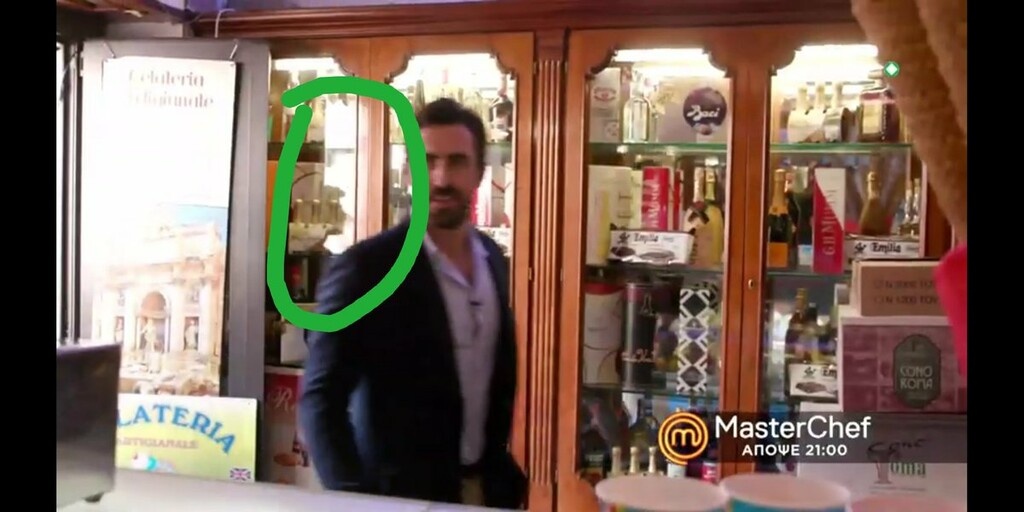 Στον κύκλο πίσω από τον Γιάννη Αποστολάκη είναι η αντανάκλαση ενός παίκτη της ομάδας που νίκησε...