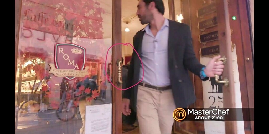 Κι εδώ, φαίνεται η πλάτη παίκτη της ομάδας που νίκησε...