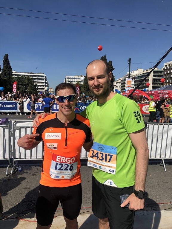 8ος Ημιμαραθώνιος Αθήνας: Ο Γρηγόρης Σουβατζόγλου (ΟΠΑΠ Champion) με τον Πετρ Ματεγιόφσκυ, Chief Customer Officer του ΟΠΑΠ