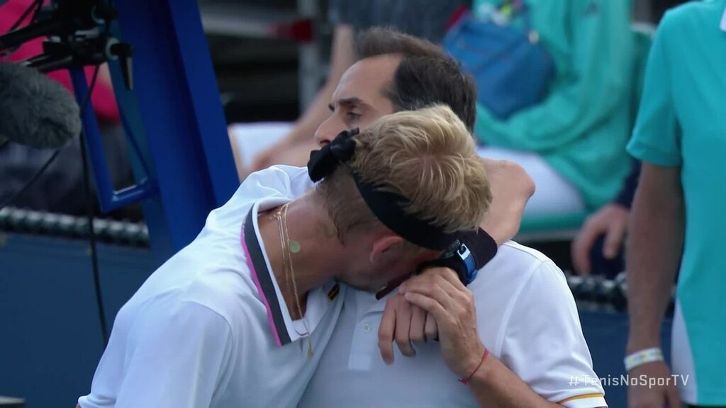 ΣΟΚ: Τενίστας κατέρρευσε σε αγώνα! (video+photos)