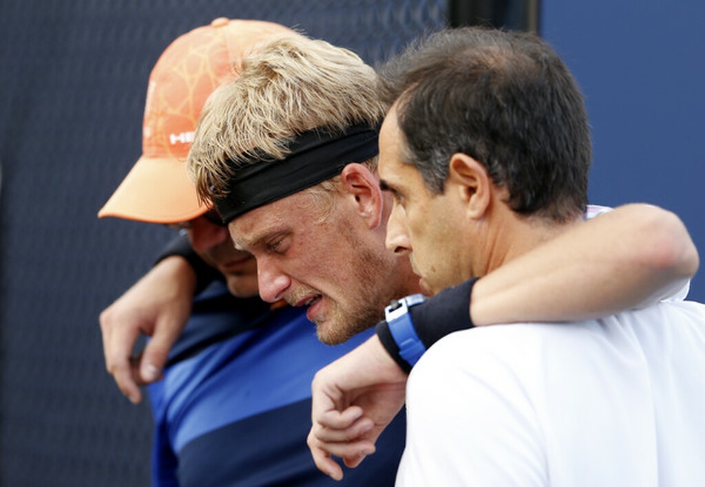 ΣΟΚ: Τενίστας κατέρρευσε σε αγώνα! (video+photos)