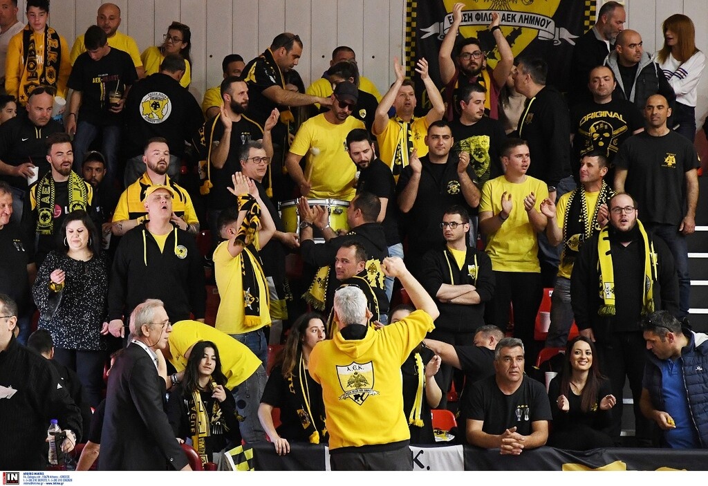 Το τρομερό πανό κι η βράβευση του Παντελή Μπούμπουρα από τους φίλους της ΑΕΚ (photos)
