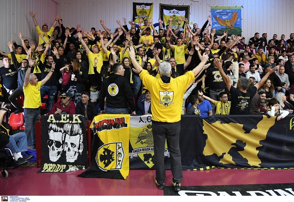 Το τρομερό πανό κι η βράβευση του Παντελή Μπούμπουρα από τους φίλους της ΑΕΚ (photos)