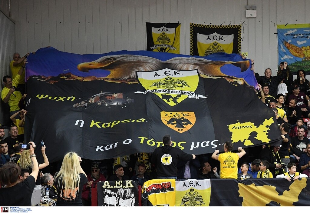 Το τρομερό πανό κι η βράβευση του Παντελή Μπούμπουρα από τους φίλους της ΑΕΚ (photos)