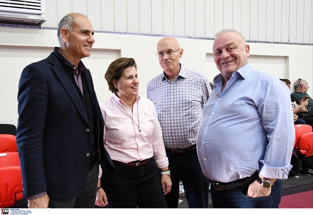 Το τρομερό πανό κι η βράβευση του Παντελή Μπούμπουρα από τους φίλους της ΑΕΚ (photos)