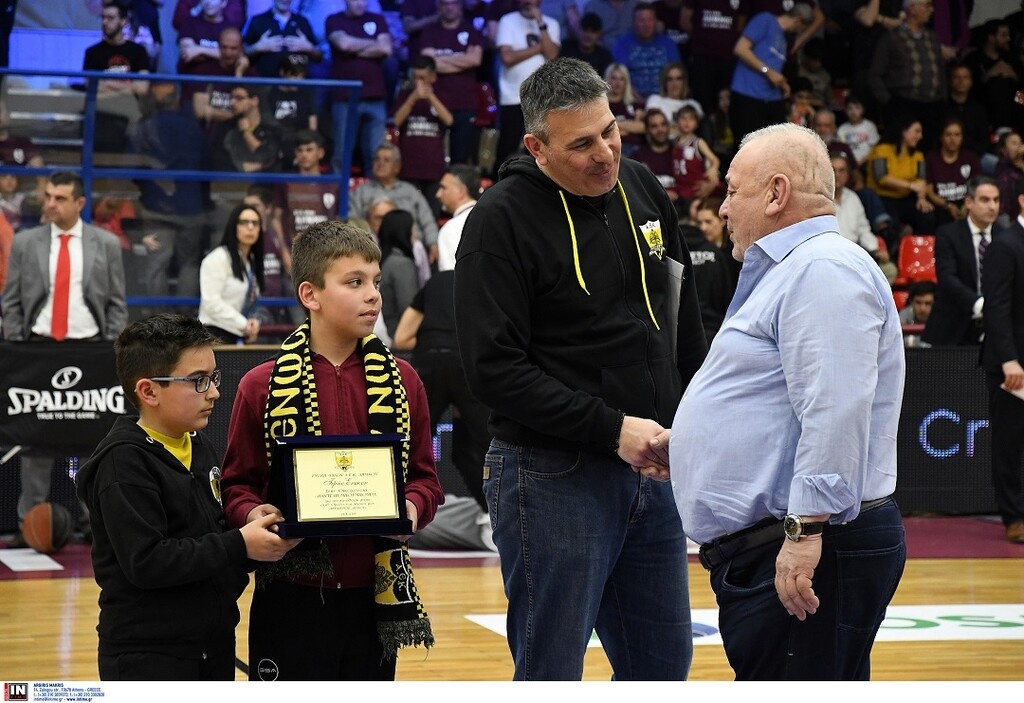 Το τρομερό πανό κι η βράβευση του Παντελή Μπούμπουρα από τους φίλους της ΑΕΚ (photos)