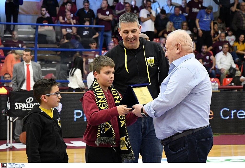 Το τρομερό πανό κι η βράβευση του Παντελή Μπούμπουρα από τους φίλους της ΑΕΚ (photos)