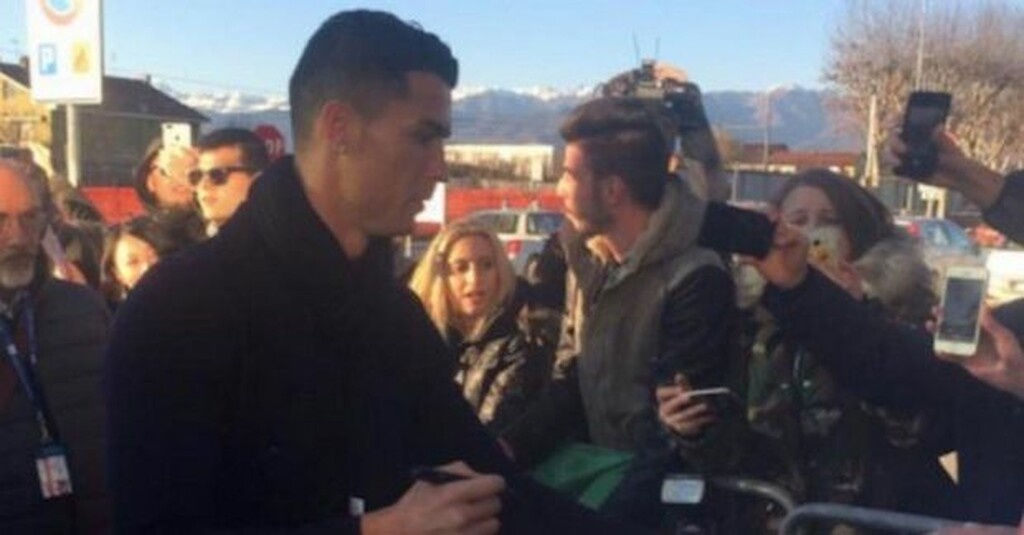 Ένας οπαδός ζήτησε από τον Κριστιάνο να υπογράψει σε φανέλα Ρεάλ κι εκείνος τον ρώτησε γιατί δεν έχει φανέλα Γιουβέντους. Αυτό ήταν αρκετό για να... φτιάξει τους Ιταλούς τιφόζι!